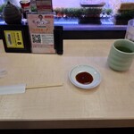 すしざんまい 渋谷東急本店前店 - 醤油と緑茶、箸です。