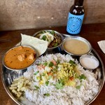 スパイス・ツリー - 祝日とは言え、連休じゃ無いから大丈夫だろうと、甘い見込で行ったら、今週のカレーはほぼ完売だったので、基本に戻って、定番のバターチキンとマトンキーマの2種盛りに、久々の定番コンビも悪く無い！