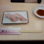 すしざんまい - 愛媛県産のぶりとろの握りです。一気に溶けてなくなる旨さでした。
