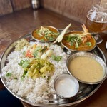 スパイス・ツリー - 相棒に今週のカレーを譲り、相棒は久々のスパイスツリーチキンとエビカニココナッツの2種盛り