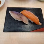 すしざんまい - シメサバとサーモンの握りです。