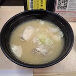 すしざんまい - お椀の蓋を開けた、アラ入りのお味噌汁です。