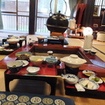 弥次兵衛 - 夕食の設え。これから囲炉裏を囲んで夕食が始まります♪