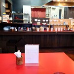 ラーメン・中華 中村製麺所 - カウンターには薬味が並びます