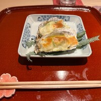 花邑 - 強肴。牡蠣のチーズ焼き。もう少し牡蠣に火が入っていても良かったかなぁ。