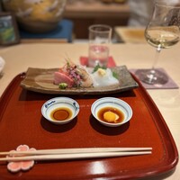 花邑 - お造り。マグロ、ボタンエビ、ヤリイカ、タイ。ヤリイカは黄身醤油でいただきました。
