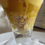 グーテン - 底に敷かれたグラノラ。