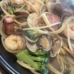 pasta家 - エビとブロッコリーのアーリオオーリオ ¥1,450＋麺1.5 ¥450＋ベーコン ¥500＋あさり ¥500