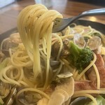 pasta家 - エビとブロッコリーのアーリオオーリオ ¥1,450＋麺1.5 ¥450＋ベーコン ¥500＋あさり ¥500
