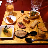 ブルガズ アダ - 〈Nergis ネルギス（水仙）〉メゼ 厨房から（ドルマバフチェ宮殿 帝位の間の舞踏会 前菜の輪舞曲）：前菜10品の盛り合わせ（ベビーアーティチョーク、フムス。人参のペースト、小海老のカクテル、 フェタチーズ、野菜の煮込み、オムレット、オムレット、鴨の冷製、シガラボレッキ、マンタルソテ）