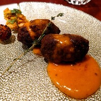 ブルガズ アダ - 〈Nergis ネルギス（水仙）〉 アナイェメッキ厨房から スパイス香る 黒毛和牛イチボ挽肉のターキッシュハンバーグ（キョフテ）