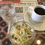 インド料理 パリワル - お冷、サラダ、コーヒー