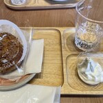 相模原菓子工房 ら・ふらんす 城山店 - 店内でまず食べてみましょう。