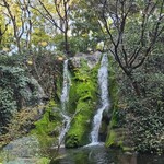 メインラウンジ (リーガロイヤルホテル大阪) - ガラス越しの滝