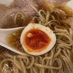 らぁ麺やまぐち - 黄身が半熟の味玉も美味しい！