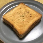 NIKI BAKERY - たまごサラダのホットサンド　345円