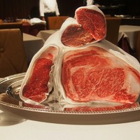 神戸牛炉釜炭焼ステーキ IDEA 銀座 - ココからカットしてもらいます・・(^_^;)