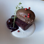 イル・テアトロ - 赤ワインのババとチョコレートのジェラート。赤ワインの風味が強め