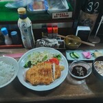 味の蔵どんつく - とんかつ　ごはん、味噌汁、漬物を付けて定食に