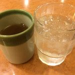 Sanuki Seimen - 先日行った、百年亭に習って同時にお茶とお冷をサーブしてくれたダンナさん！