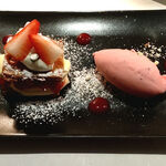 ビストロ　アギャット - 苺とカスタードクリームのパイ仕立て、あまおうのアイスクリーム