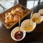 グリーンヒルズ草庵 - 朝食　自家製のパン2種＋ジャム