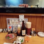 居酒屋 かのや 上野本店 - 左からマグロの赤身と絶品チーズ