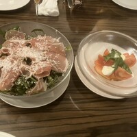 エビスエスクラッシコ - 生ハムのサラダとトマトモッツァレラ