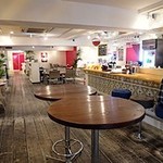 アール スタイル - 広々とした店内