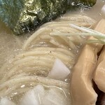 ヌードル ボイス - 全粒粉入りの太めストレート麺