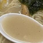 ヌードル ボイス - スープの中にホタテの姿は見つけられず