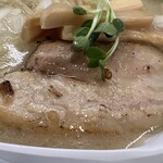 ヌードル ボイス - 軽く炙られている厚切りチャーシュー