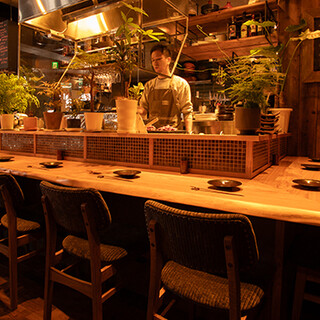 ライブ感満載のカウンター席はお一人様のご利用も大歓迎