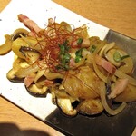 エビスバー - ベーコンときのこのバター醤油炒め