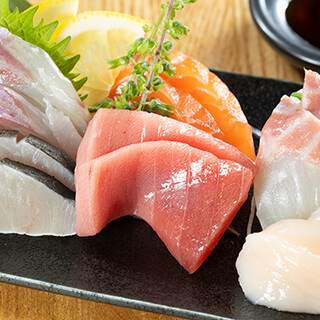 旬の鮮魚をお刺身や一品料理でご提供。生牡蠣なども◎