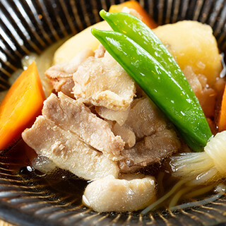 季節の食材で作るおばんざいも自慢の味。おでんは冬限定で登場