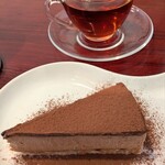 カフェメシプーチ - マスカルポーネとヘーゼルナッツクリームのケーキ、紅茶