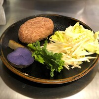 ニュー松坂 布施本店 - 焼く前のハンバーグと焼野菜