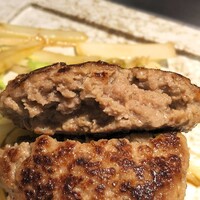 ニュー松坂 布施本店 - ハンバーグ断面