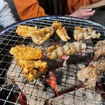 ホルモン長岡 - 上ミノとウルテを焼いてます