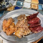 ホルモン長岡 - 左から上ミノ、ウルテ、並ハラミ