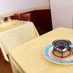 Restaurant chef - 爽やかなレモンイエローのテーブルクロス。シチューはアルコールランプで保温される