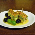 BARU 竹末 - お通し。
      小松菜とパンチェッタ入りのフリッタータ(イタリア式卵焼き)とオリーブ。
      ふわふわと柔らかな卵と対照的な小松菜の食感のバランスが面白く、その中でパンチェッタがしっかりとした旨みが主張している。