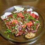 BARU 竹末 - みやこ町の鹿もも肉のカルパッチョ＋みょうが（950円）
      そのまま食べても臭みなどは全く無く、アッサリとしていて、柔らかな生肉が口の中でとろけそうな味わい。岩塩も効いて、ミョウガの風味もまた旨し。