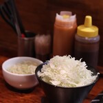 炭火焼ホルモン ぐう - ■キャベツ・ネギ盛り（無料！おかわり自由！）
