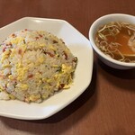 華宴 - 梅チャーハン (梅の酸味、大葉の香り、粗挽き塩が特徴)