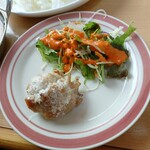 クイーンガーデン - マライティッカ150円(税込)
      一口目甘くてビックリしちゃいました！
      チーズ系!?シーザー系!?の味で、二口目からは口が慣れたのかそんなに甘いって感じではなく、ライスで食べても美味しかったです♪