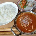クイーンガーデン - キーマカレーセット850円(税込)辛口・ライス・ホットチャイ+マライティッカ150円
      辛いけど美味い♪キーマ良いね。
      食べ終えてるけど、マライティッカ脇のサラダとは別に通常のランチサラダ付いてます