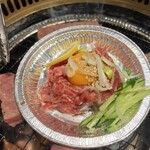 焼肉 鶯谷園 - 焼きユッケ