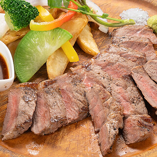 絶妙な火加減で焼き上げたジューシーな「牛ロースステーキ」も◎